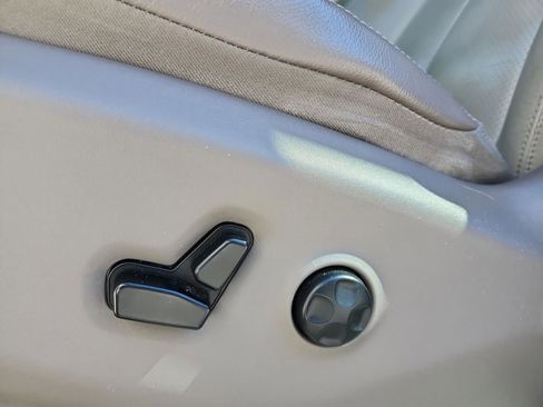 Used 2019 Chrysler Pacifica Touring-L image 14