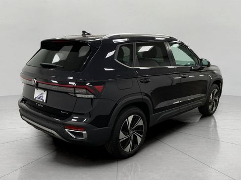 Used 2025 Volkswagen Taos SE AWD/4WD image 4