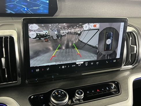 Used 2025 Ford Expedition Platinum image 17