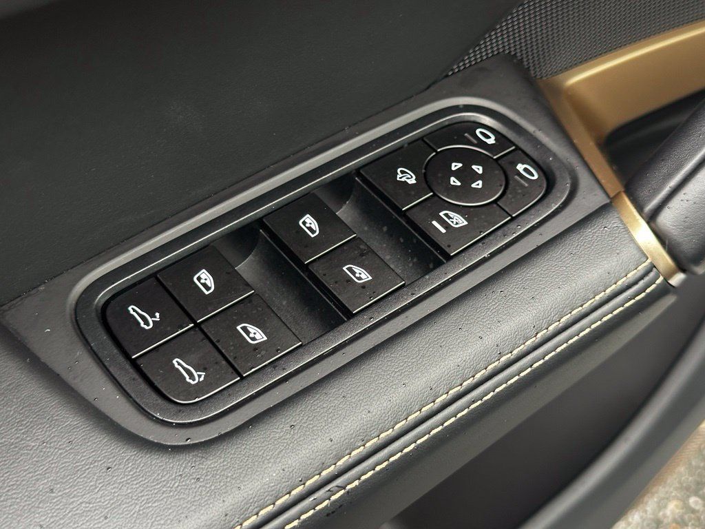 Used 2025 Porsche Cayenne GTS AWD/4WD image 16