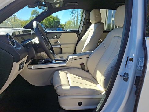 Used 2025 Mercedes-Benz GLB 250 4MATIC image 8