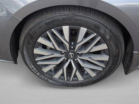 Used 2024 Nissan Altima 2.5 SV w/ SV Premium Package FWD image 24