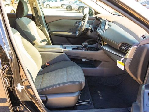 Used 2023 Nissan Rogue SV image 9