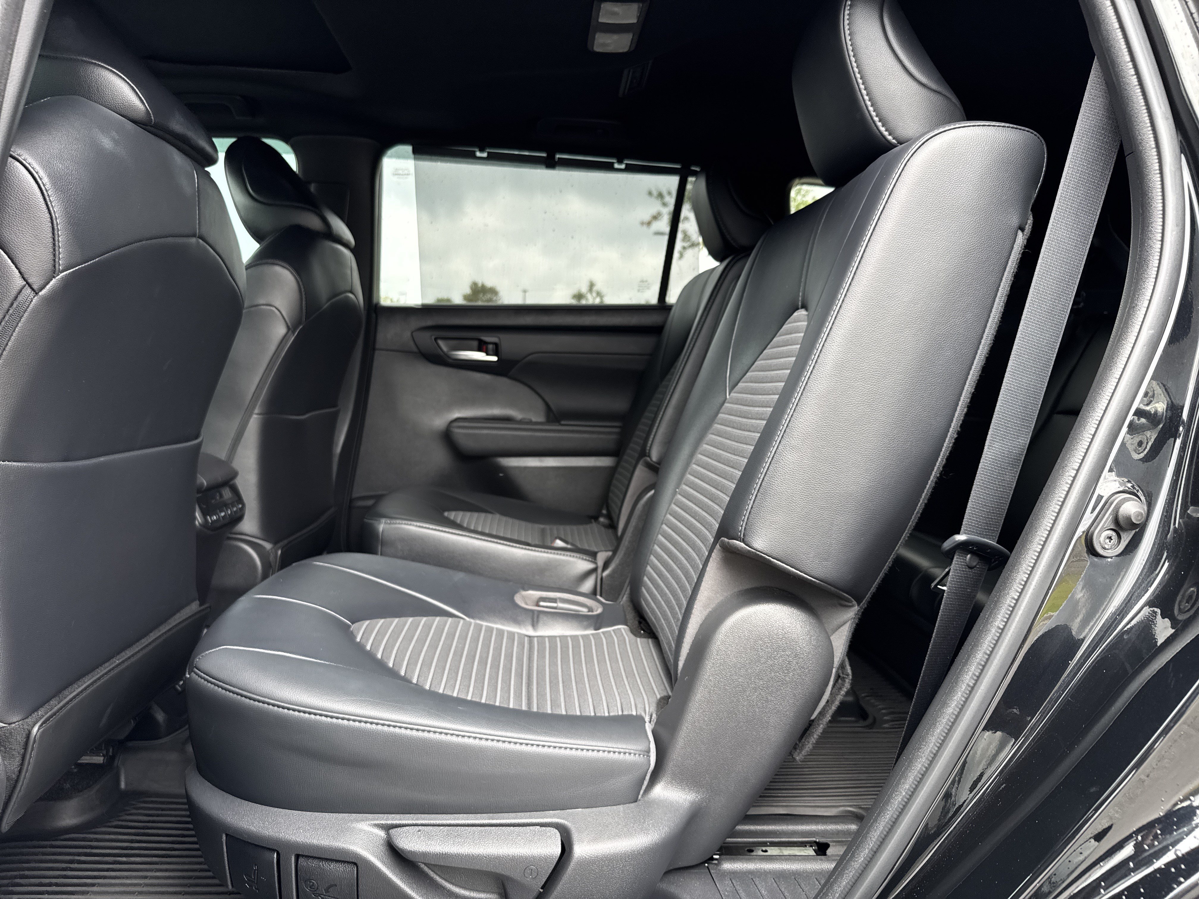Used 2023 Toyota Highlander XSE AWD/4WD image 27