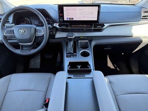 Used 2025 Toyota Sienna XLE image 24