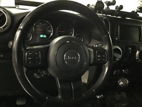 Used 2018 Jeep Wrangler Unlimited Rubicon w/ Connectivity Group AWD/4WD image 12