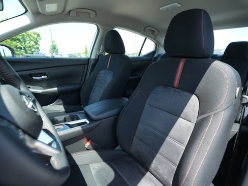 Used 2025 Nissan Sentra SR FWD image 33