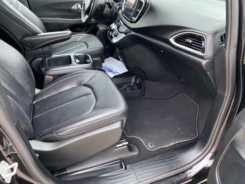 Used 2025 Chrysler Pacifica Select FWD image 5