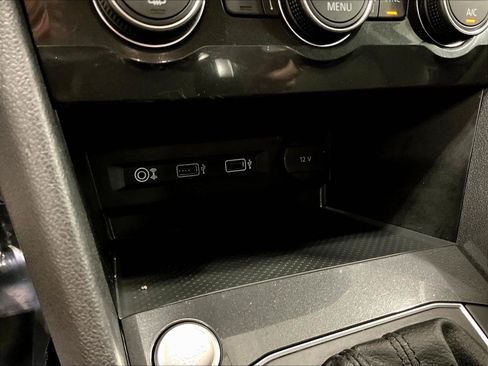 Used 2018 Volkswagen Tiguan SE AWD/4WD image 16