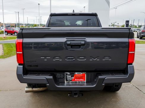 Certified 2025 Toyota Tacoma TRD Off-Road AWD/4WD image 7