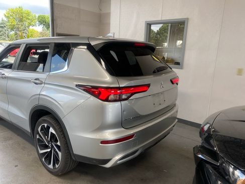 Used 2024 Mitsubishi Outlander SE FWD image 3