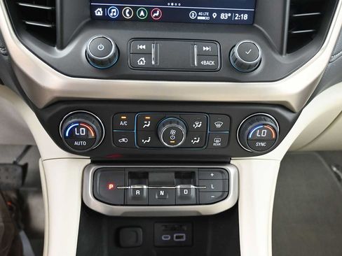 Used 2023 GMC Acadia Denali w/ Denali Technology Package AWD/4WD image 9