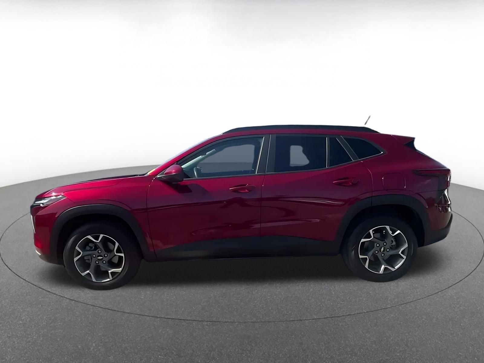 Used 2025 Chevrolet Trax LT FWD image 8