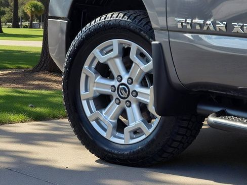 Used 2022 Nissan Titan SV w/ SV Convenience Package image 8