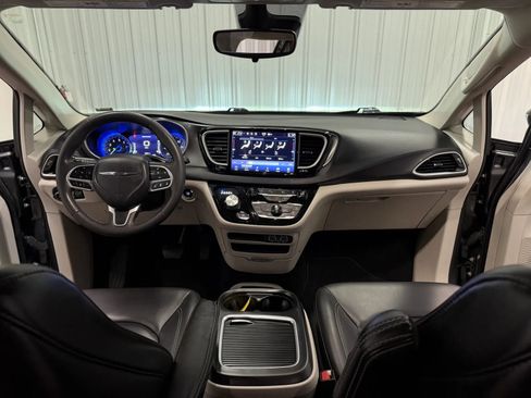 Used 2023 Chrysler Pacifica Touring-L FWD image 27