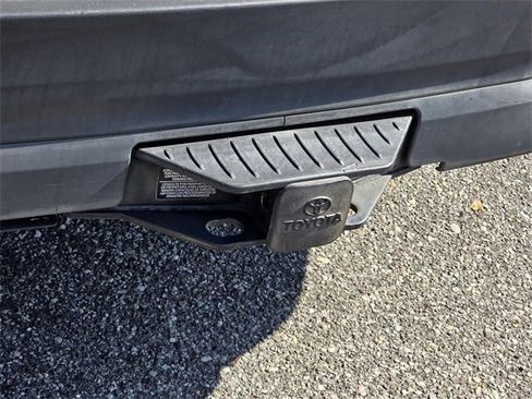 Used 2018 Toyota Highlander LE image 29