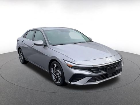 Used 2025 Hyundai Elantra SEL image 3