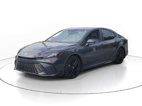 Used 2025 Toyota Camry SE FWD image 3
