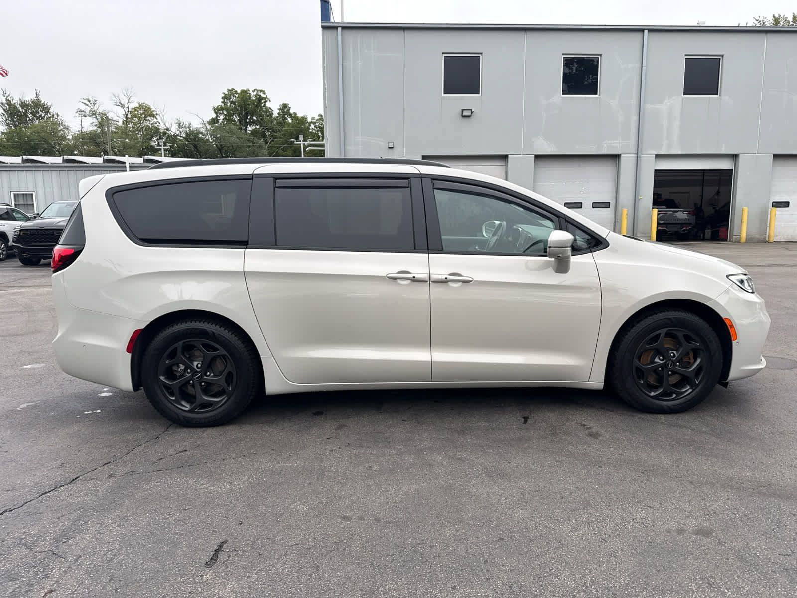 Used 2021 Chrysler Pacifica Limited w/ Premium & Safety Sphere Group FWD image 2