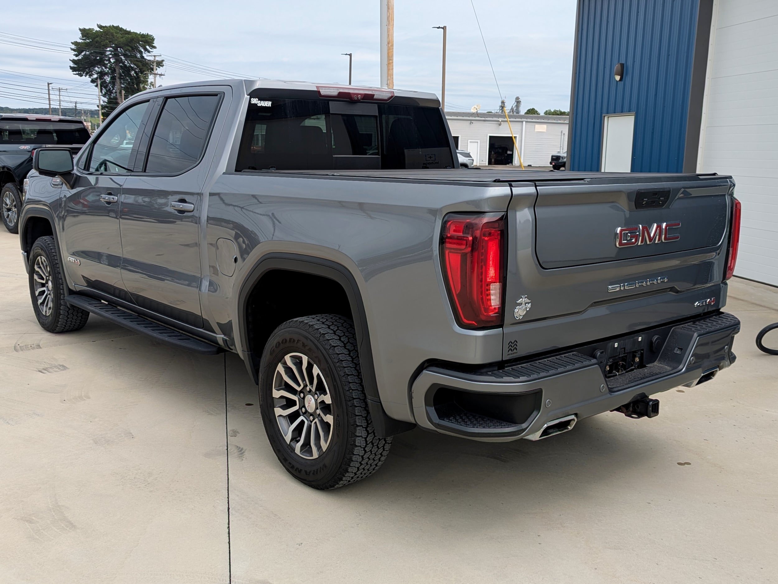 Used 2022 GMC Sierra 1500 AT4 w/ AT4 Premium Package AWD/4WD image 2