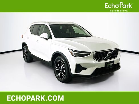Used 2025 Volvo XC40 B5 Core image 1