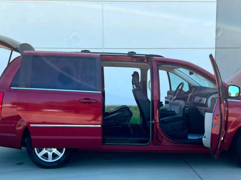 Used 2010 Chrysler Town & Country Touring Plus w/ Safetytec Group FWD image 16
