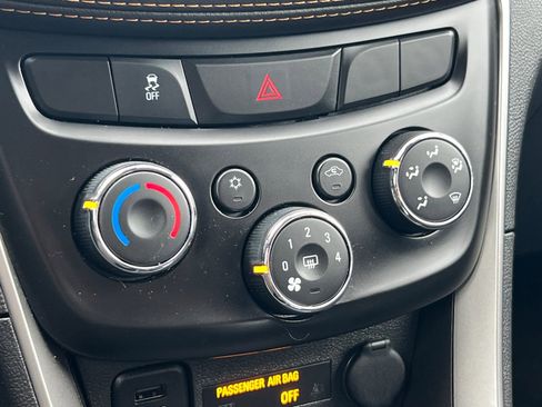 Used 2021 Chevrolet Trax LT w/ LT Convenience Package image 20