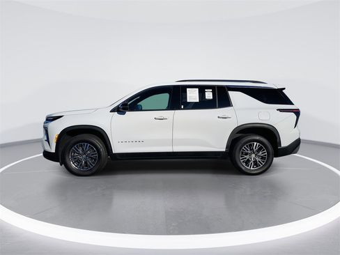 Used 2025 Chevrolet Traverse LT image 5