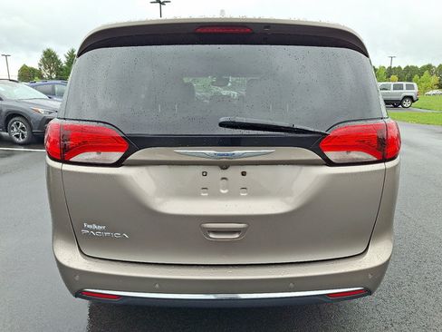 Used 2017 Chrysler Pacifica Touring-L Plus w/ Advanced Safetytec Group FWD image 6