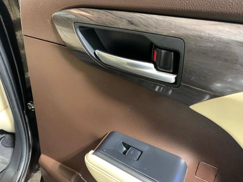 Used 2022 Toyota Highlander Limited FWD image 18