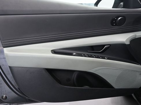 Used 2025 Hyundai Elantra Limited image 21