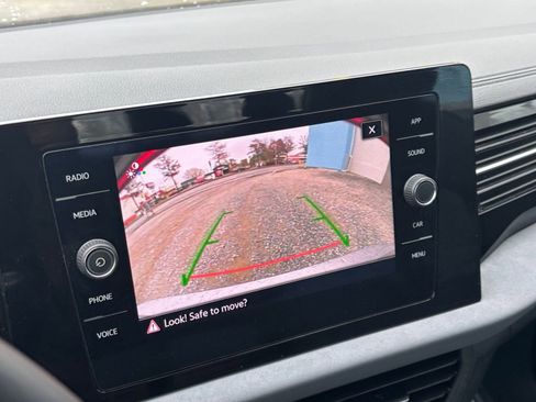 Used 2025 Volkswagen Jetta SE image 17