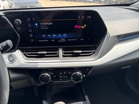 Used 2025 Chevrolet Trax LT FWD image 16