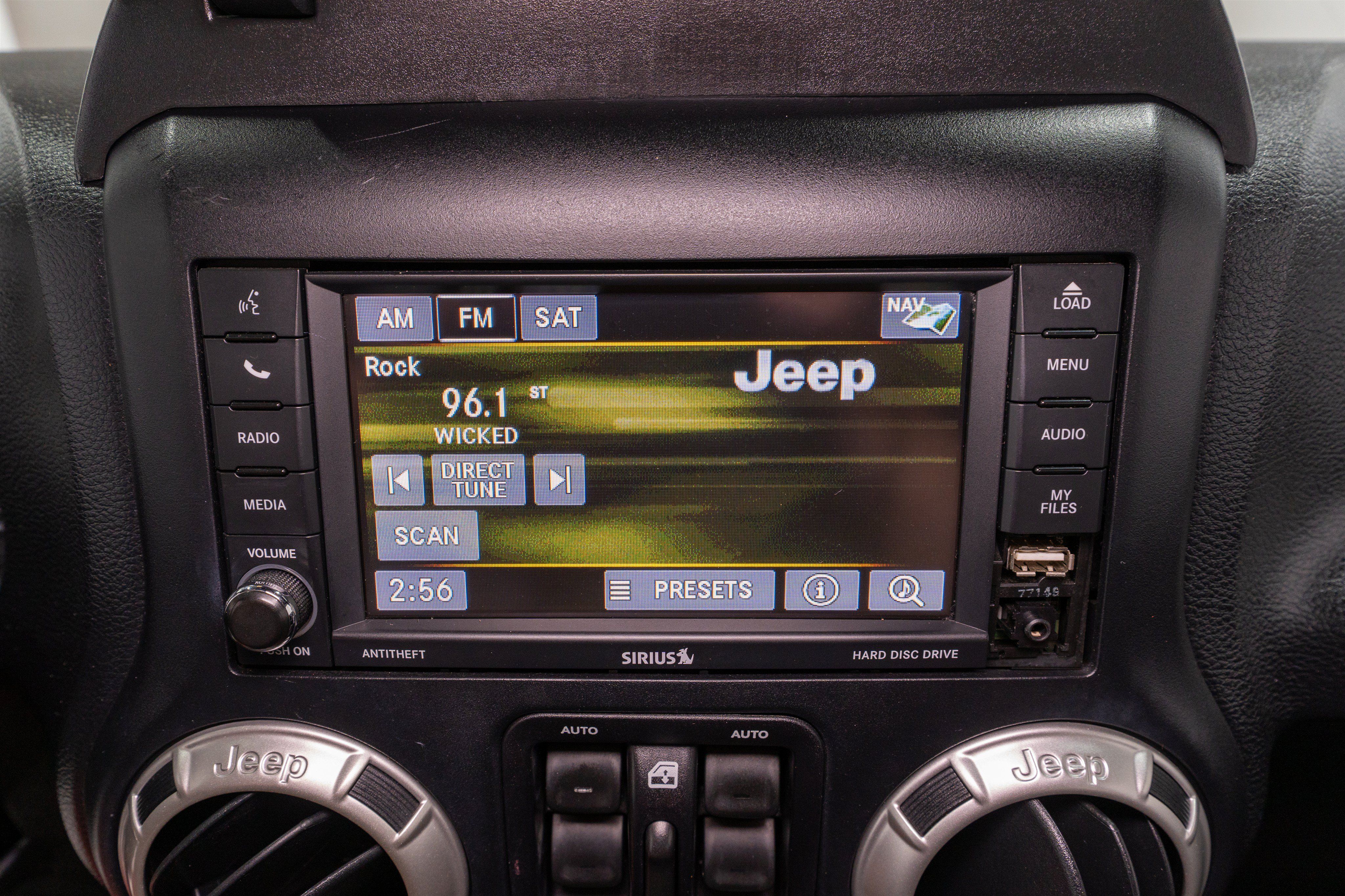 Used 2017 Jeep Wrangler Unlimited Sahara w/ Connectivity Group AWD/4WD image 16
