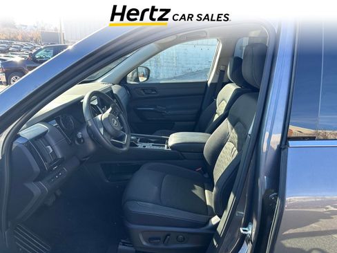 Used 2025 Nissan Pathfinder SV image 8