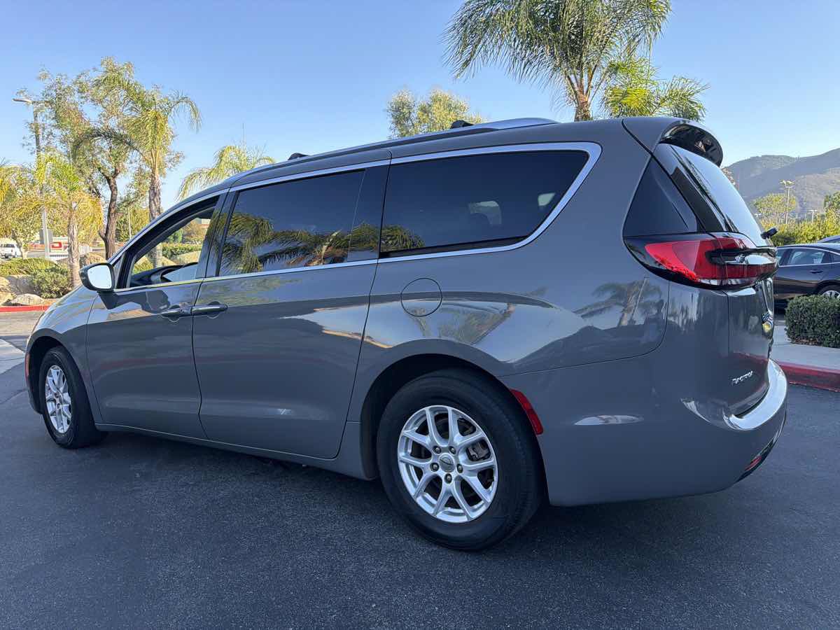 Used 2021 Chrysler Pacifica Touring-L FWD image 11