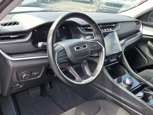 Used 2022 Jeep Grand Cherokee Laredo w/ Luxury Tech Group I AWD/4WD image 25