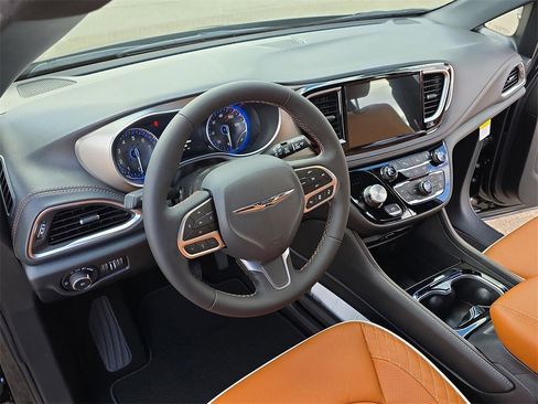 New 2026 Chrysler Pacifica Pinnacle w/ Trailer Tow Group image 18