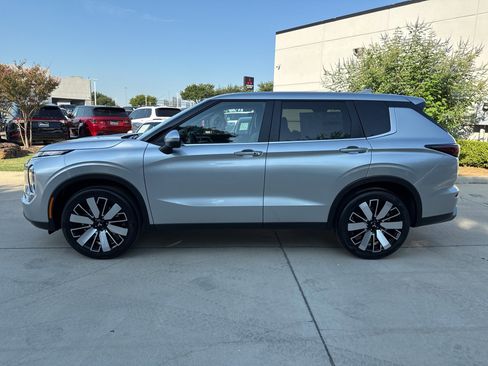 New 2025 Mitsubishi Outlander SE image 4