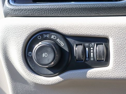 Used 2023 Chrysler Pacifica Limited image 16