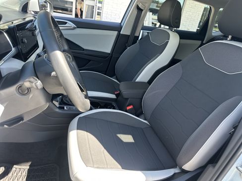 Used 2025 Volkswagen Taos SE w/ Panoramic Sunroof Package FWD image 10