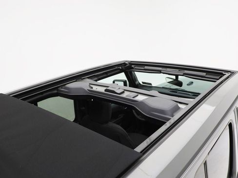 Used 2023 Jeep Wrangler Unlimited w/ Sun & Screen Package image 31