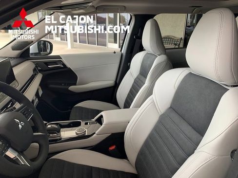 New 2025 Mitsubishi Outlander SE image 13