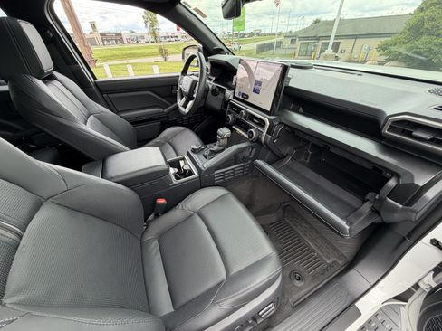 Used 2025 Toyota 4Runner Limited AWD/4WD image 13