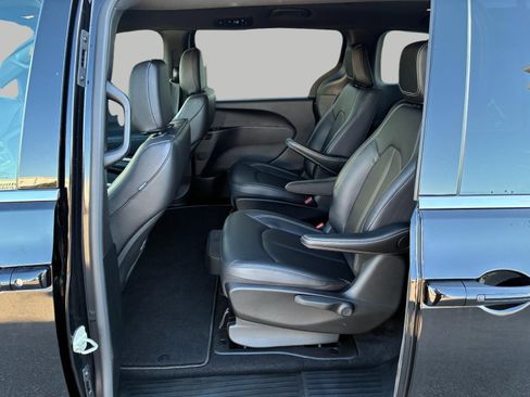 Used 2025 Chrysler Pacifica Select FWD image 17