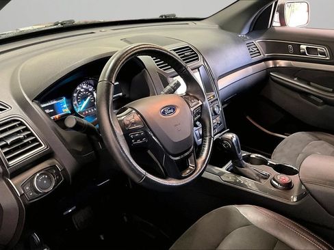 Used 2018 Ford Explorer XLT w/ XLT Appearance Package AWD/4WD image 17
