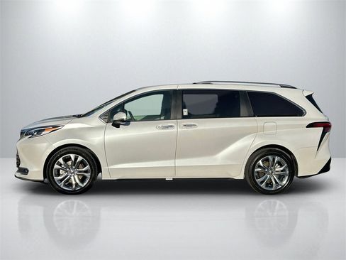 Used 2023 Toyota Sienna Platinum image 8