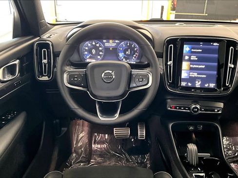Certified 2022 Volvo XC40 T4 R-Design w/ Advanced Package image 5
