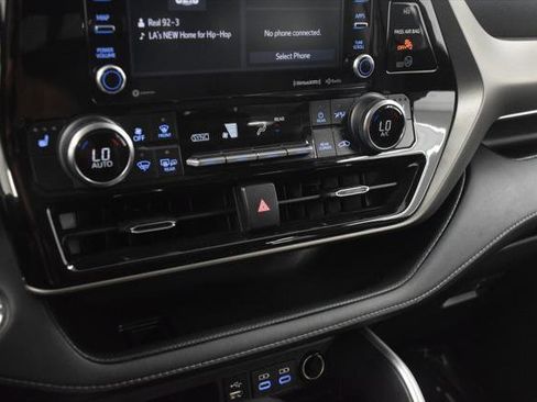 Certified 2022 Toyota Highlander XLE image 28