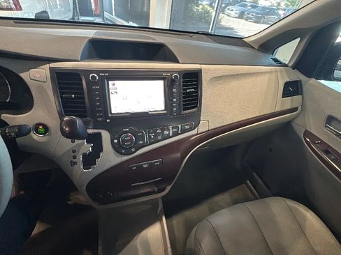 Used 2014 Toyota Sienna XLE w/ XLE Premium Package FWD image 32